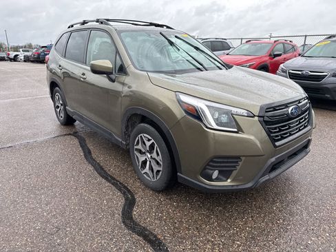 Used 2023 Subaru Forester Premium image 4