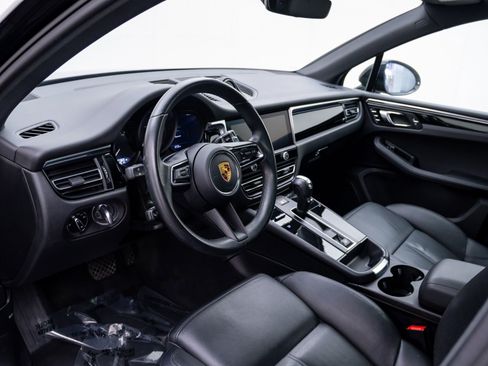 Certified 2023 Porsche Macan AWD/4WD image 4