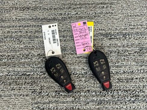 Used 2015 Chrysler Town & Country Touring image 43