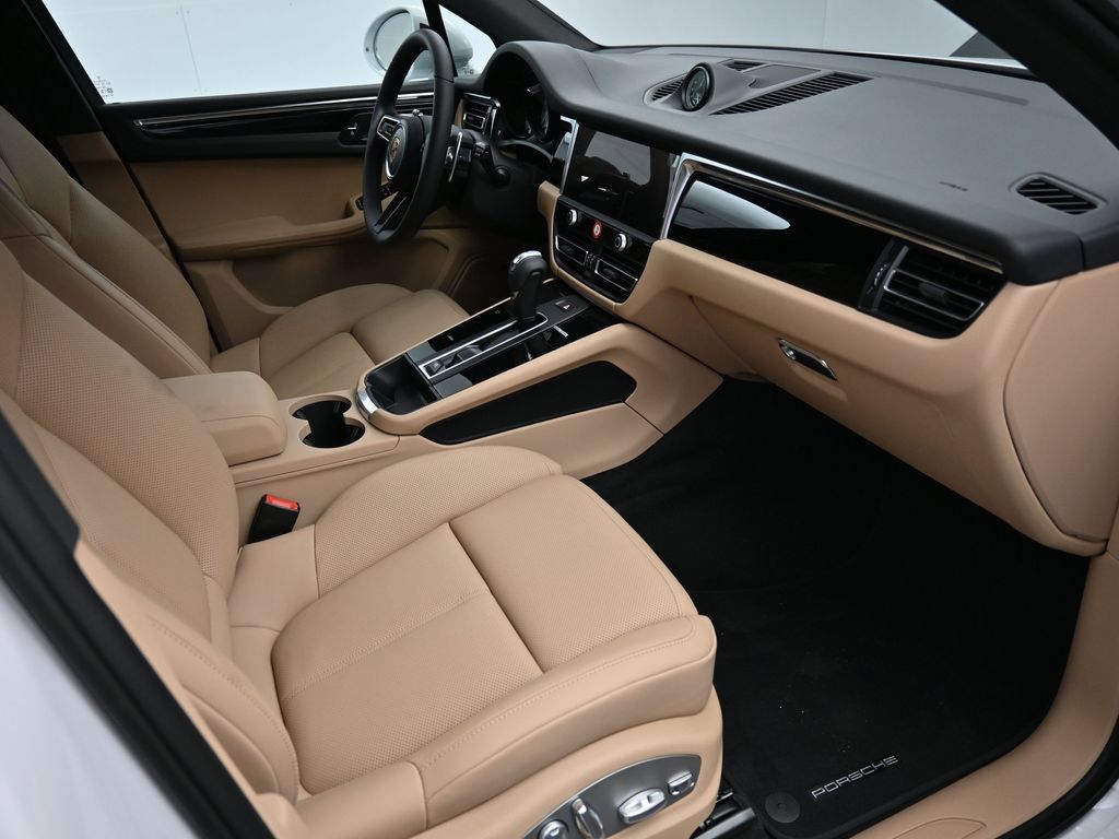 Certified 2025 Porsche Macan AWD/4WD image 11
