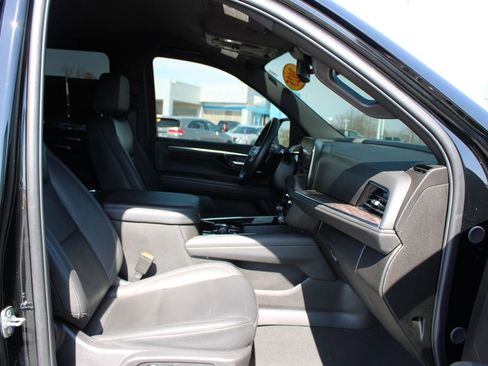 Used 2025 Chevrolet Suburban Z71 image 31
