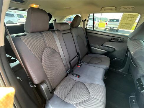 Used 2024 Toyota Highlander LE image 27