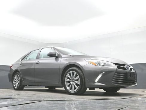 Used 2017 Toyota Camry XLE w/ Moonroof Package image 41