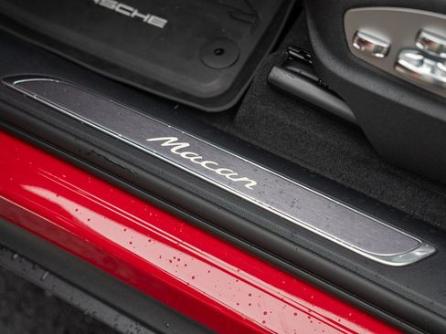 Certified 2026 Porsche Macan AWD/4WD image 12