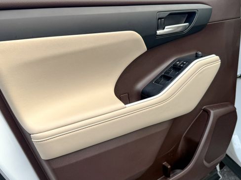 Used 2022 Toyota Highlander XLE image 13