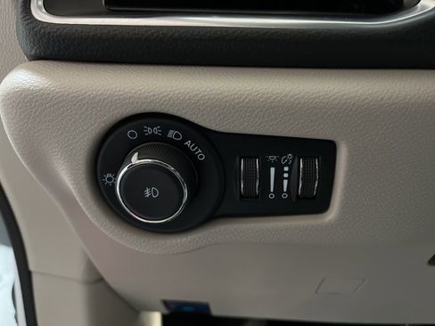 Used 2024 Chrysler Pacifica Limited w/ Trailer Tow Group FWD image 21