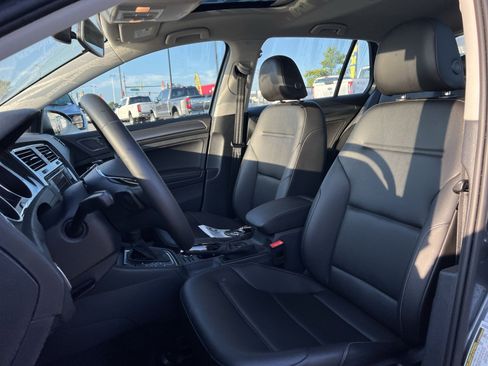Used 2020 Volkswagen Golf 4-Door FWD image 13