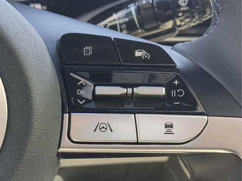 New 2025 Hyundai Elantra Limited FWD image 30