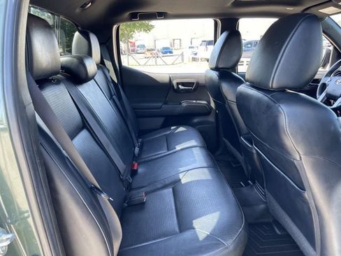 Used 2022 Toyota Tacoma TRD Off-Road w/ TRD Premium Off Road Package AWD/4WD image 29