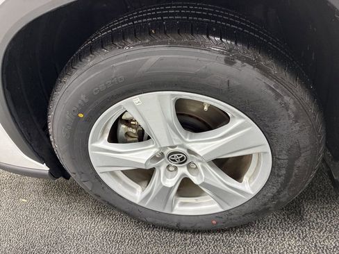 Used 2024 Toyota Highlander LE image 9