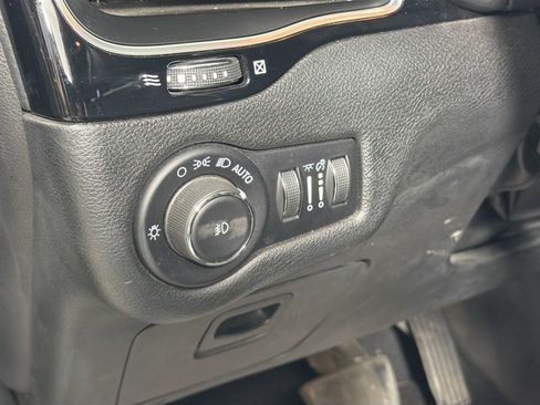 Used 2021 Jeep Cherokee Latitude Plus w/ Sun & Sound Group image 11