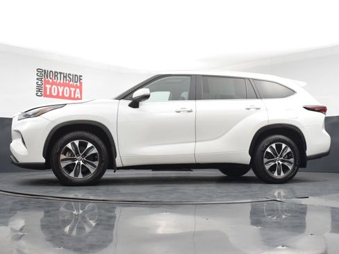 Used 2024 Toyota Highlander XLE AWD/4WD image 29