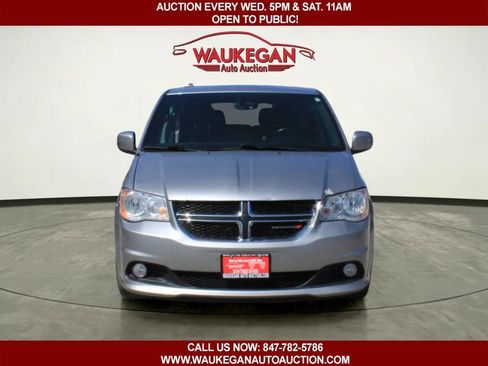 Used 2017 Dodge Grand Caravan SXT image 2