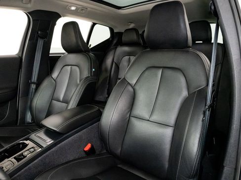 Used 2024 Volvo XC40 B5 Plus w/ Climate Package image 9