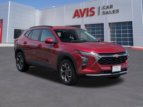 Used 2025 Chevrolet Trax LT w/ LT Convenience Package FWD image 3