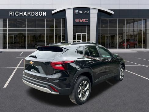 Used 2024 Chevrolet Trax LT w/ LT Convenience Package FWD image 5