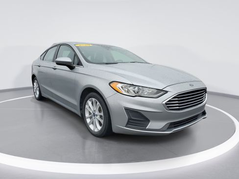 Used 2020 Ford Fusion SE image 4