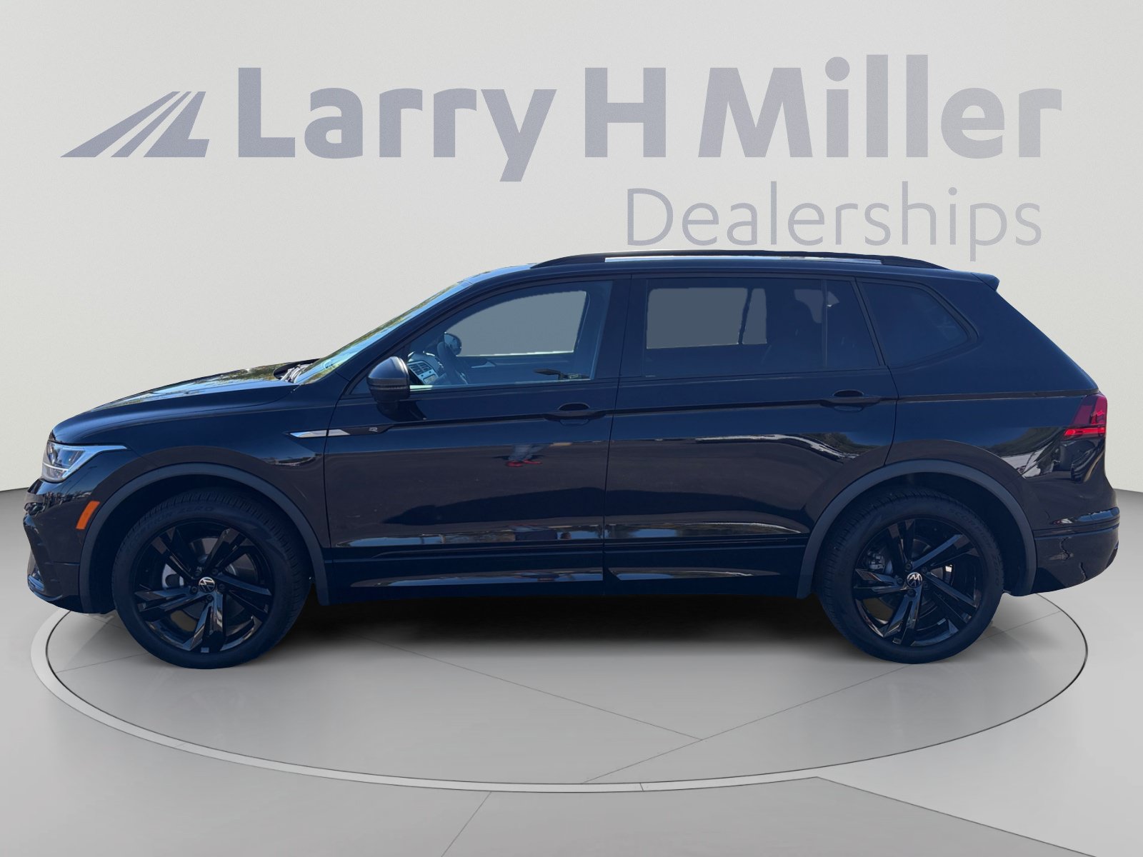 Used 2024 Volkswagen Tiguan SE R-Line AWD/4WD image 2