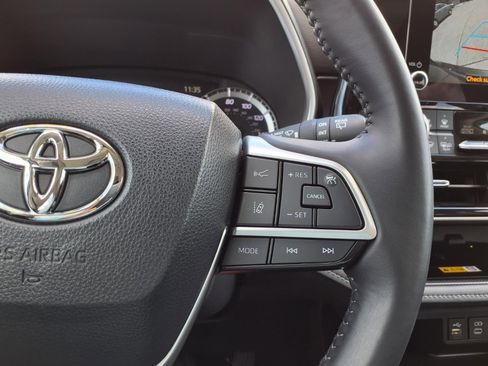 Used 2024 Toyota Highlander XLE image 30