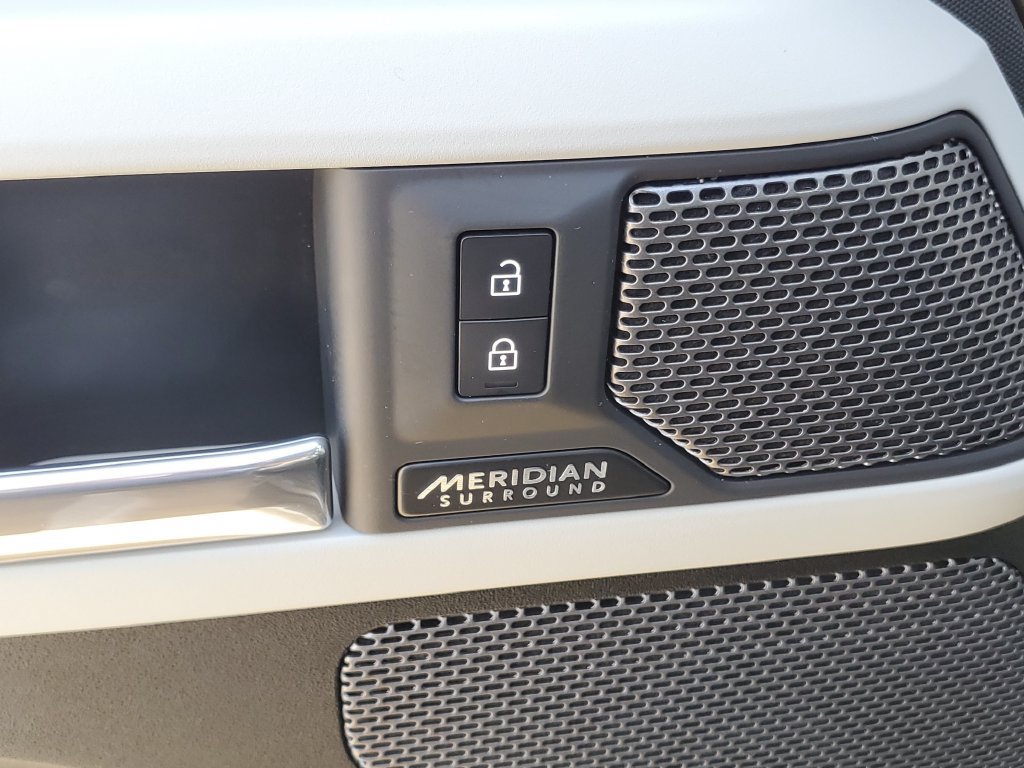 Used 2023 Land Rover Defender 110 SE AWD/4WD image 10