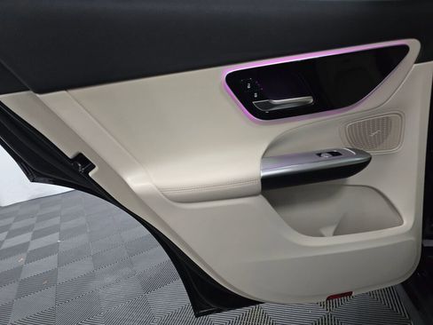 Used 2025 Mercedes-Benz GLC 300 4MATIC image 15