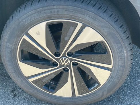 Certified 2025 Volkswagen Taos SE image 28