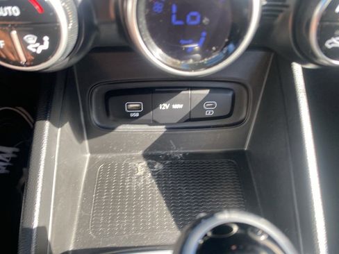 Used 2024 Hyundai Venue SEL image 23