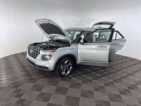 Used 2022 Hyundai Venue SEL FWD image 10