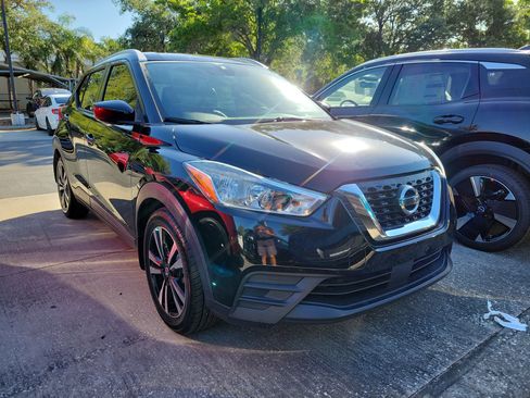 Used 2020 Nissan Kicks SV image 1
