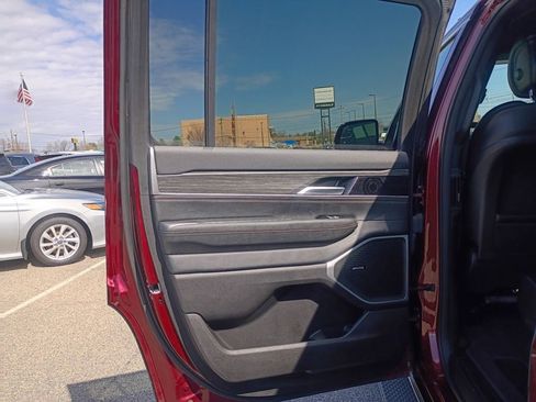 Used 2024 Jeep Wagoneer Series III AWD/4WD image 9