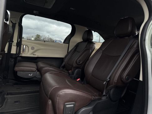 Used 2022 Toyota Sienna Platinum image 13