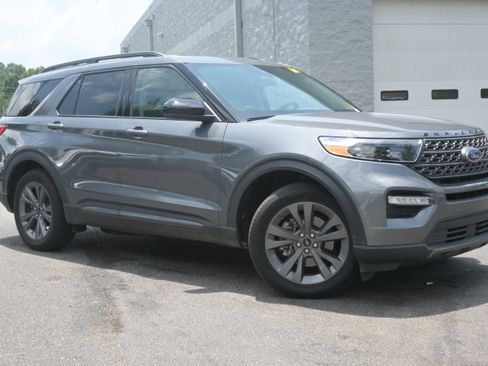 Used 2022 Ford Explorer XLT w/ Equipment Group 202A RWD image 2