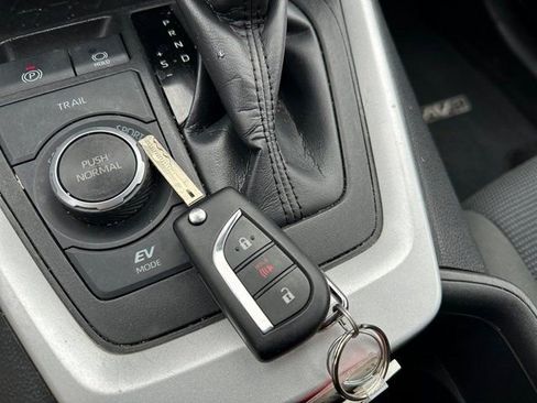 Used 2024 Toyota RAV4 LE AWD/4WD image 27