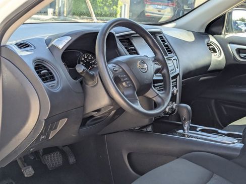 Used 2020 Nissan Pathfinder S image 2