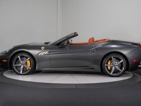 Used 2014 Ferrari California RWD image 7