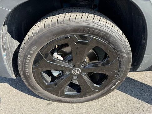 Certified 2025 Volkswagen Taos SEL image 30