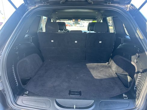 Used 2018 Jeep Grand Cherokee Laredo image 12