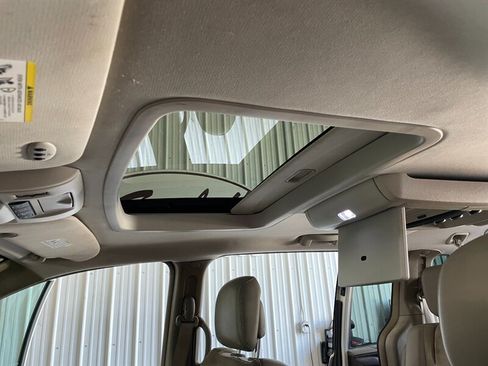 Used 2016 Chrysler Town & Country Limited Platinum FWD image 15