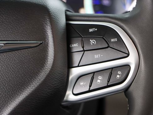 Used 2023 Chrysler Pacifica Touring-L FWD image 14