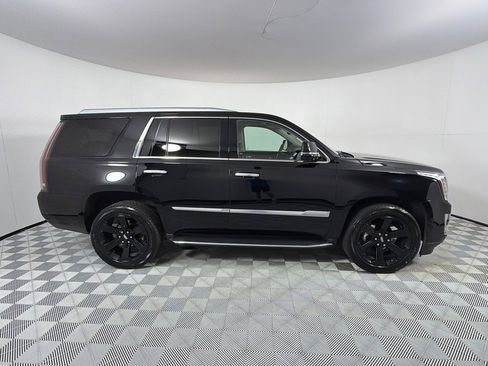 Used 2018 Cadillac Escalade Luxury AWD/4WD image 4