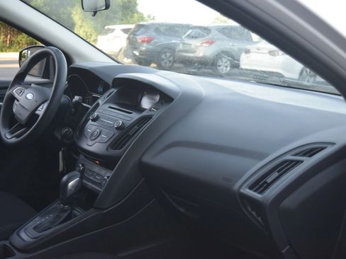 Used 2017 Ford Focus SE FWD image 9