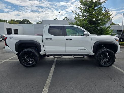 Used 2024 Toyota Tacoma TRD Off-Road w/ TRD Off Road Upgrade Package image 3