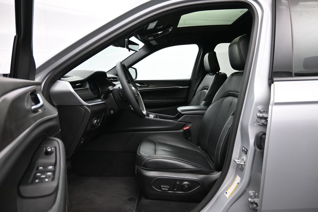 Used 2026 Jeep Grand Cherokee Limited AWD/4WD image 22