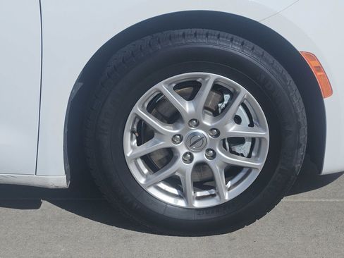 Used 2024 Chrysler Pacifica Touring-L FWD image 2