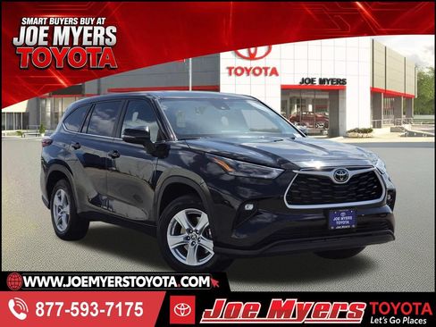 Used 2024 Toyota Highlander LE FWD image 1