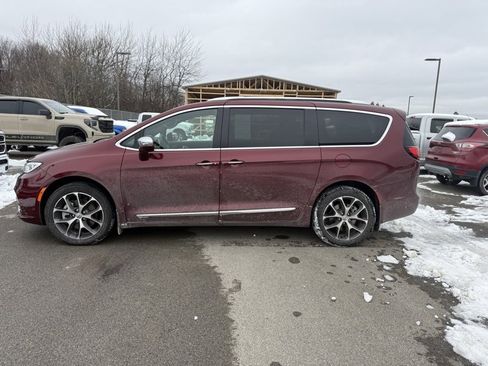 Used 2021 Chrysler Pacifica Limited image 9