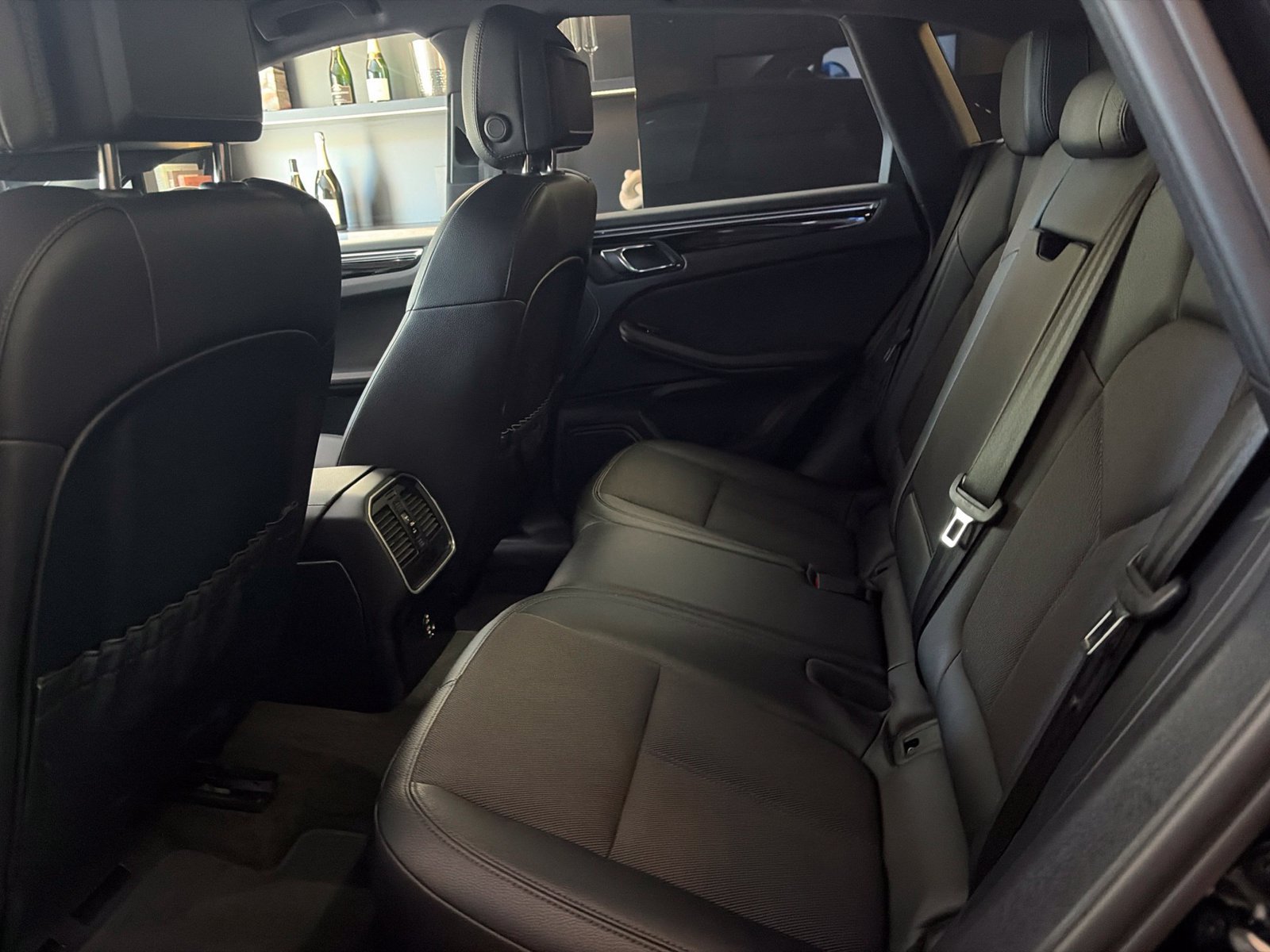 Used 2023 Porsche Macan AWD/4WD image 9
