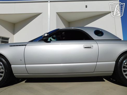 Used 2004 Ford Thunderbird image 12