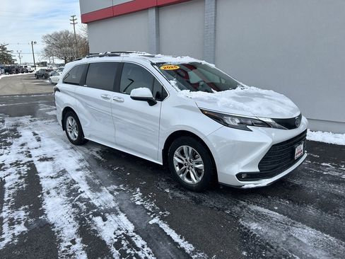 Used 2025 Toyota Sienna XLE w/ XLE Plus Package image 4