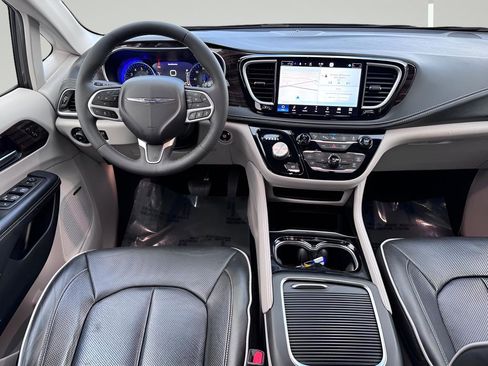 Used 2022 Chrysler Pacifica Limited image 5